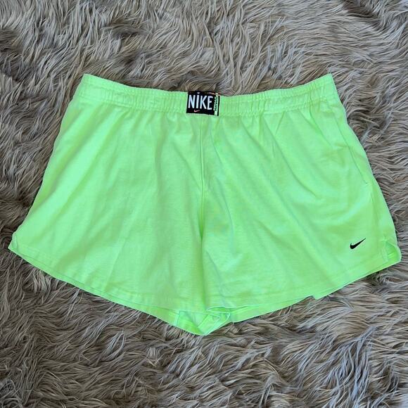 New Nike Women's Plus Wash HR Shorts Ghost Green/Black size 1X - Picture 1 of 8